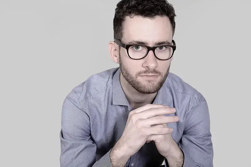 Photographe enfant et adolescent Montpellier : portrait garçon en studio