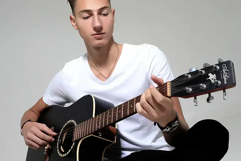 Séance photo lifestyle homme : portrait décontracté en studio professionnel