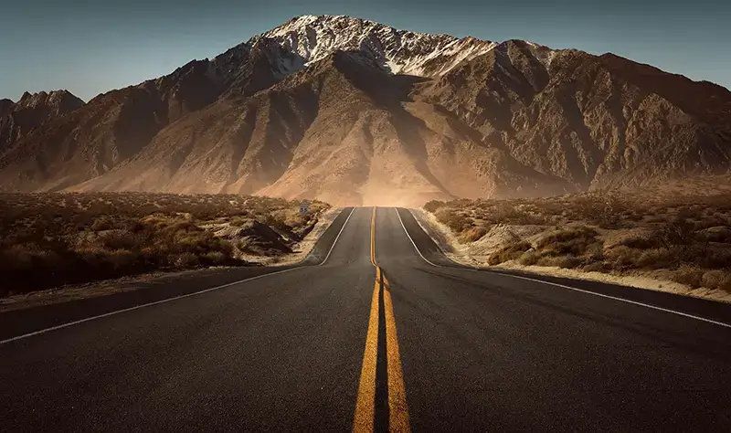 Longue route rectiligne traversant le désert américain