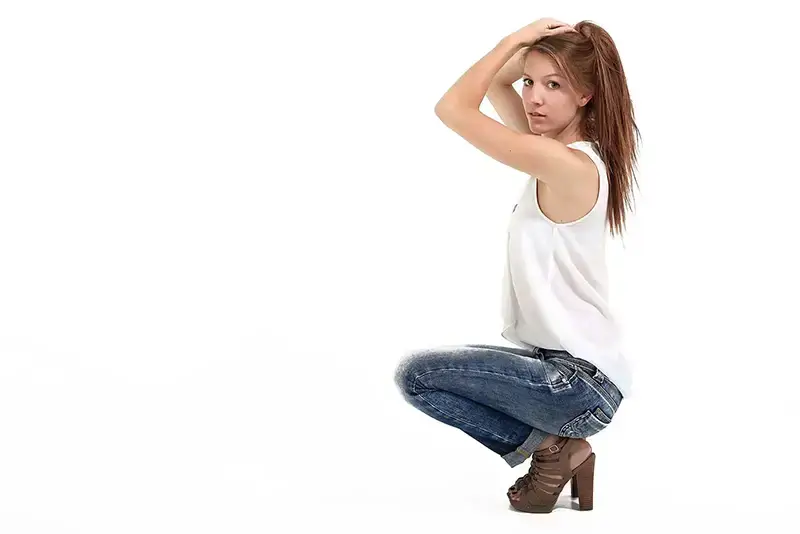 Shooting photo mode : femme posant en studio photo professionnel à Montpellier