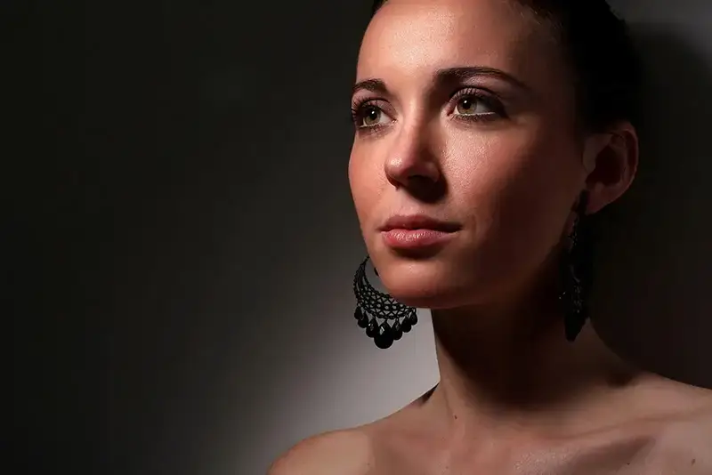 Portrait casting comédien : gros plan visage femme brune studio Montpellier